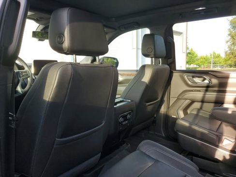 Used 2022 Chevrolet Suburban Z71 w/ Luxury Package AWD/4WD image 8