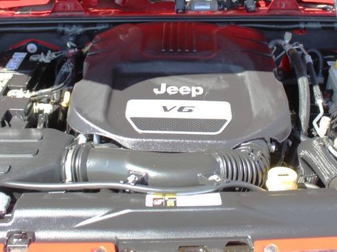 Used 2016 Jeep Wrangler Unlimited Rubicon w/ Connectivity Group AWD/4WD image 8