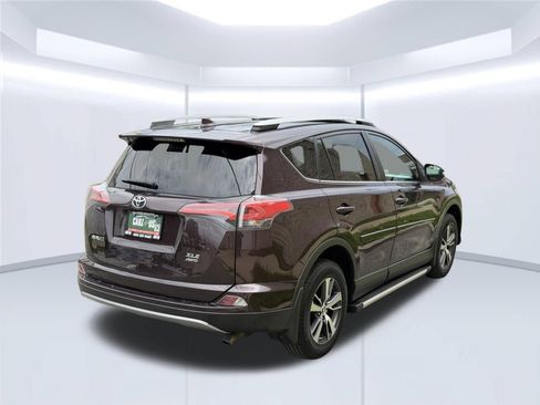 Used 2018 Toyota RAV4 XLE AWD/4WD image 5