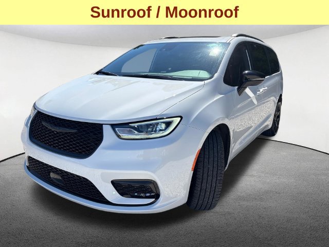 Used 2025 Chrysler Pacifica Limited w/ Trailer Tow Group AWD/4WD image 5