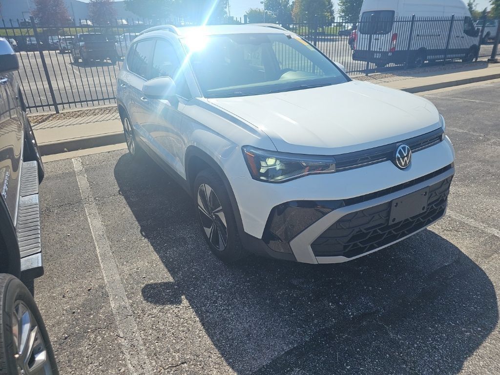 Used 2025 Volkswagen Taos SE AWD/4WD image 3