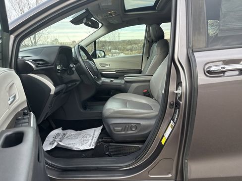 Used 2021 Toyota Sienna XLE image 10