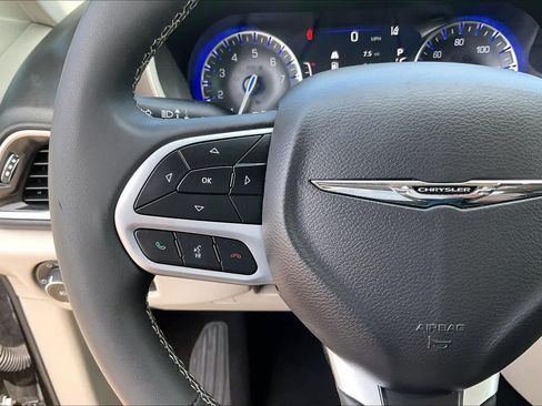 Certified 2024 Chrysler Pacifica Touring-L FWD image 23