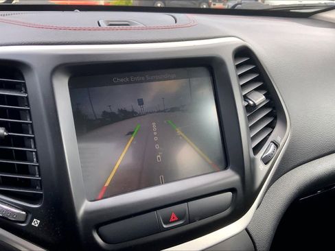 Used 2017 Jeep Cherokee Trailhawk image 27