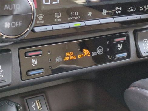 Used 2025 Toyota RAV4 Limited image 27