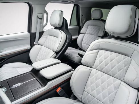 New 2026 Lincoln Navigator L Black Label AWD/4WD image 16