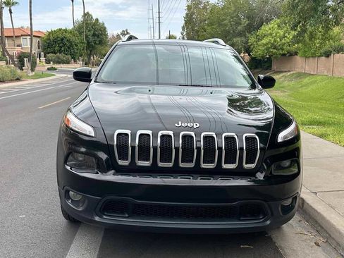 Used 2017 Jeep Cherokee Latitude w/ Cold Weather Group AWD/4WD image 3