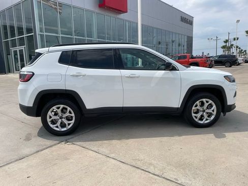 Used 2025 Jeep Compass Latitude AWD/4WD image 2