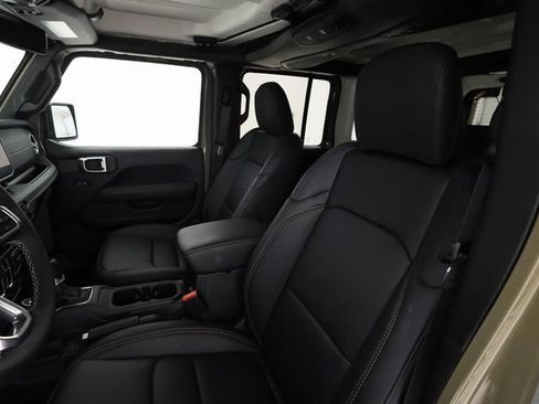 Used 2025 Jeep Wrangler Unlimited Sahara image 9