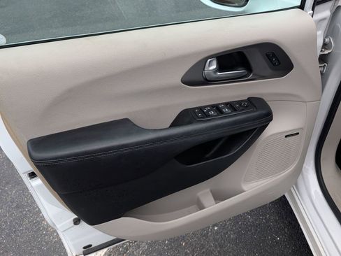 Used 2018 Chrysler Pacifica Limited FWD image 13