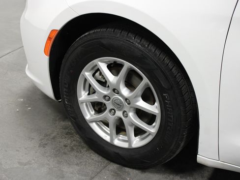 Used 2023 Chrysler Pacifica Touring-L FWD image 10