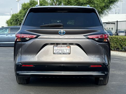 Used 2023 Toyota Sienna Platinum FWD image 8