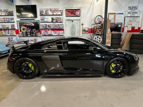 Used 2017 Audi R8 V10 w/ Carbon Exterior Package image 4