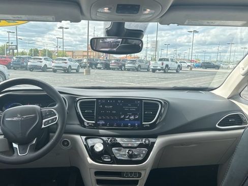 Used 2023 Chrysler Pacifica Touring-L FWD image 42