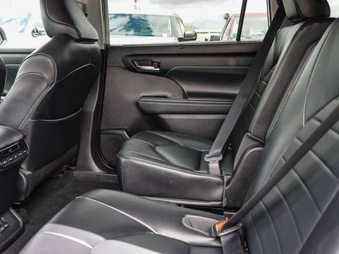 Used 2022 Toyota Highlander XLE AWD/4WD image 16
