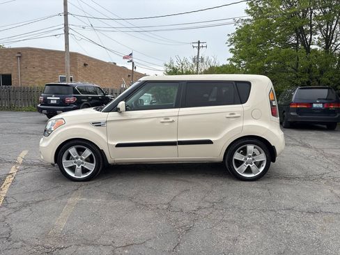 Used 2011 Kia Soul ! FWD image 2
