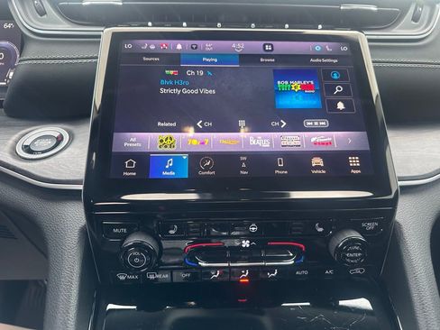 Used 2023 Jeep Grand Cherokee Limited w/ Black Appearance Package image 21