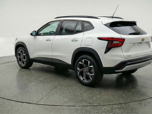 Used 2025 Chevrolet Trax LT w/ LT Convenience Package image 6