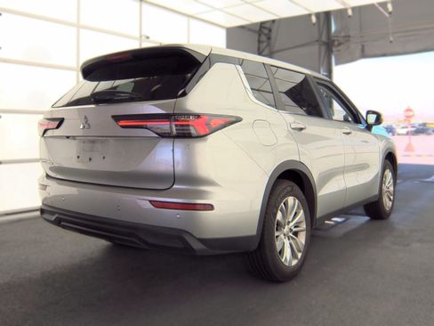 Used 2025 Mitsubishi Outlander ES FWD image 4