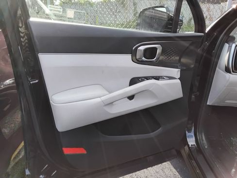 Used 2025 Kia Sorento S AWD/4WD image 9