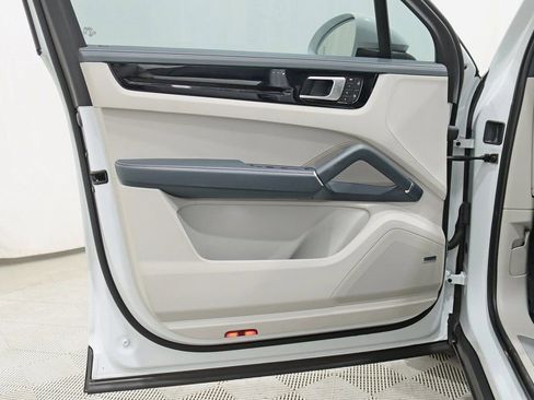 Used 2023 Porsche Cayenne Base image 37
