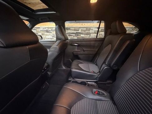 Used 2022 Toyota Highlander XSE AWD/4WD image 32