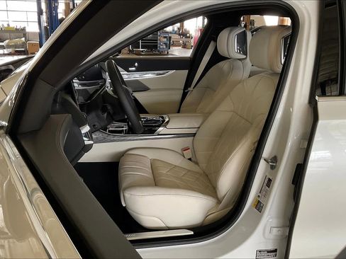 Used 2025 BMW i7 eDrive50 image 9