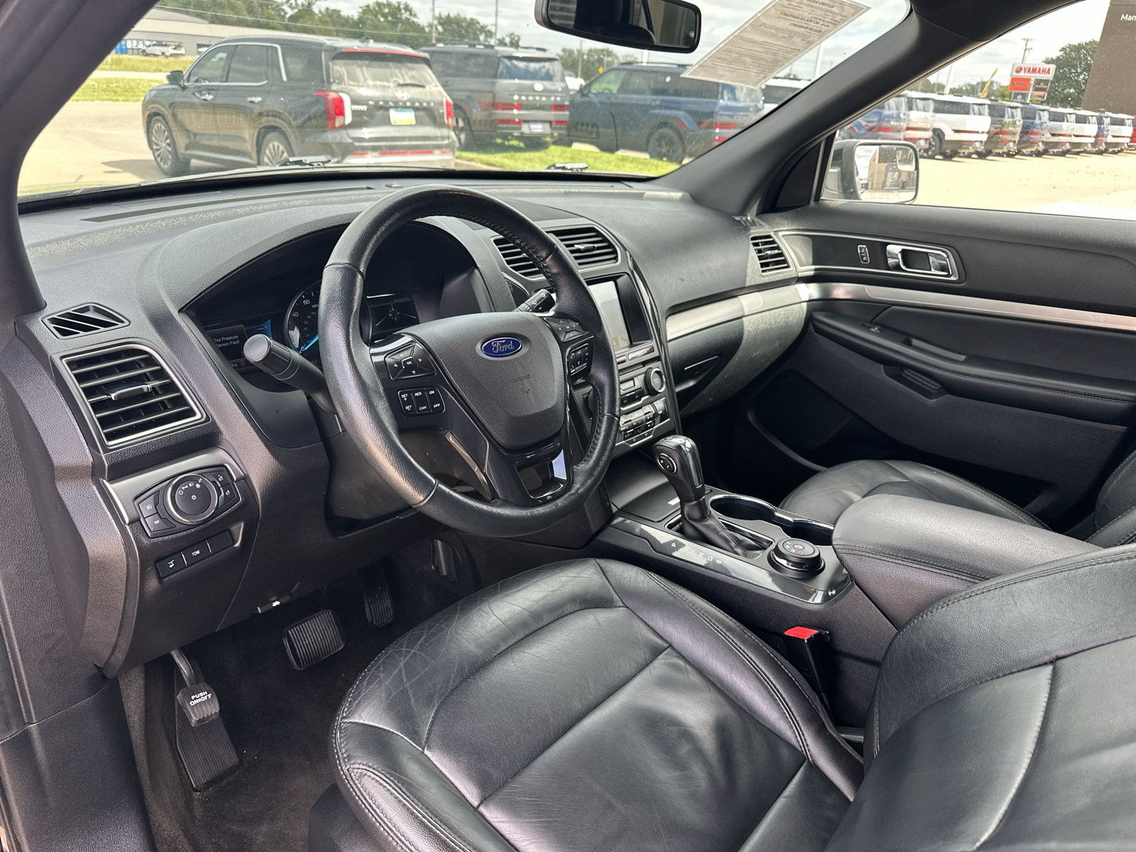 Used 2018 Ford Explorer XLT w/ Equipment Group 202A AWD/4WD image 2