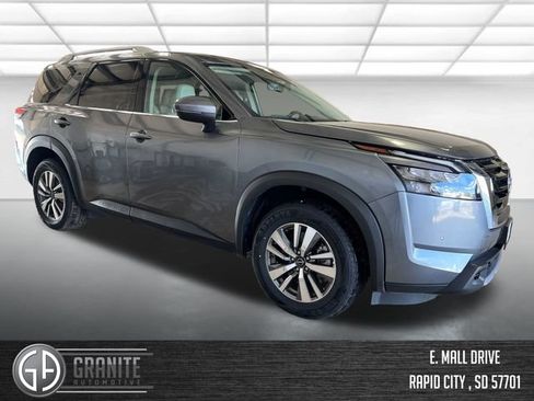 Used 2025 Nissan Pathfinder SL FWD image 7