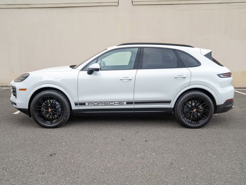 Used 2025 Porsche Cayenne image 2