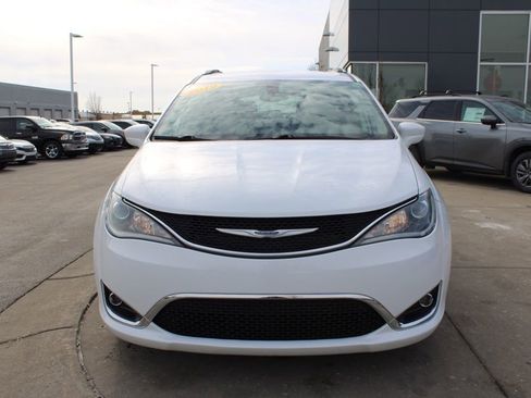 Used 2019 Chrysler Pacifica Touring-L image 2