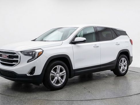 Used 2024 GMC Terrain SLE image 3