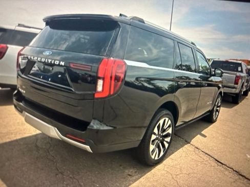 Used 2025 Ford Expedition Platinum w/ Driver's Package AWD/4WD image 2