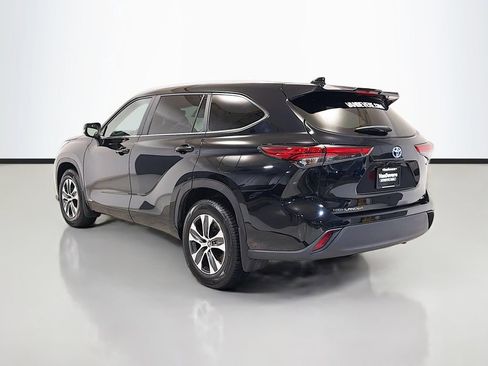 Used 2023 Toyota Highlander XLE AWD/4WD image 2