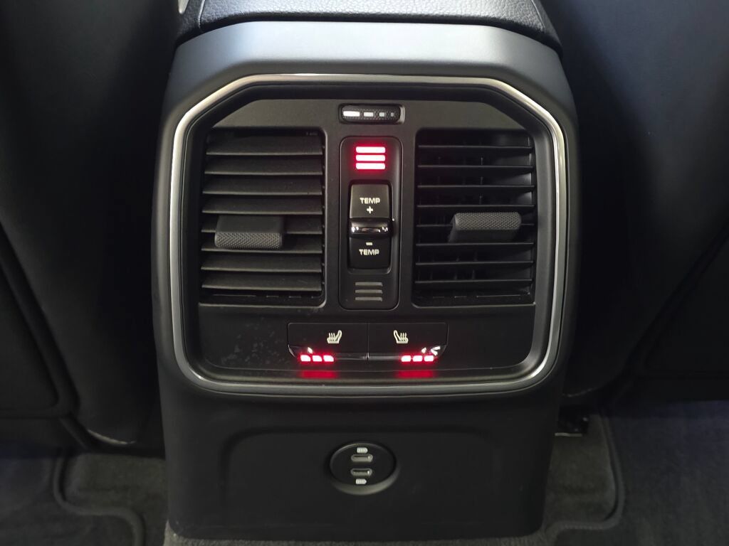 Certified 2025 Porsche Macan AWD/4WD image 18