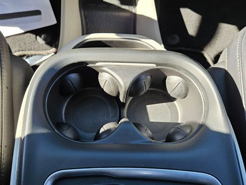 Used 2023 Chrysler Pacifica Touring-L image 19