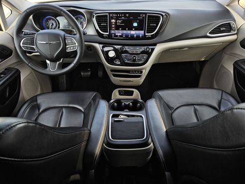 Used 2023 Chrysler Pacifica Touring-L image 31