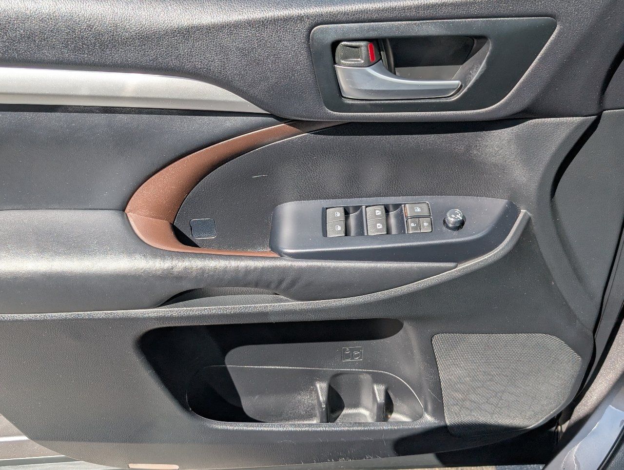 Used 2015 Toyota Highlander XLE AWD/4WD image 16