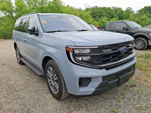 Used 2025 Ford Expedition Active AWD/4WD image 3
