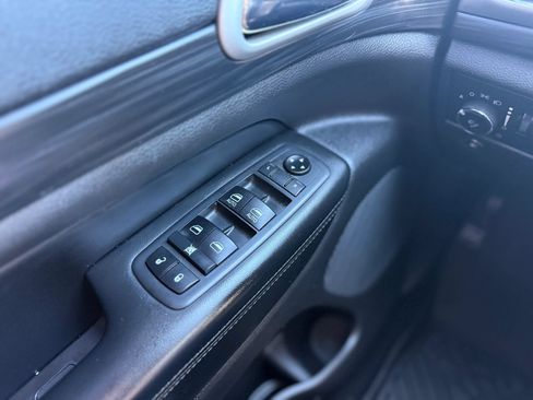 Used 2020 Jeep Grand Cherokee Laredo AWD/4WD image 23