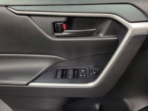 Used 2021 Toyota RAV4 LE AWD/4WD image 19