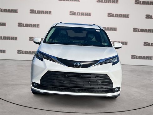 New 2026 Toyota Sienna XLE image 8