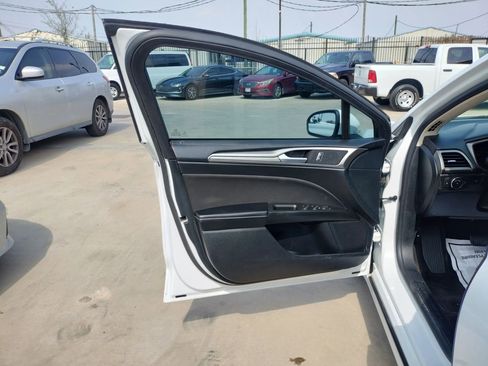 Used 2018 Ford Fusion SE w/ Fusion SE Technology Package image 18