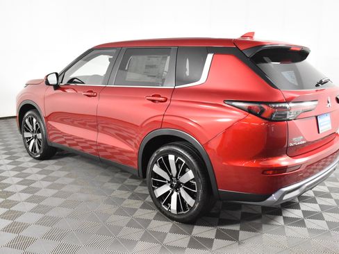 Used 2025 Mitsubishi Outlander SE image 8