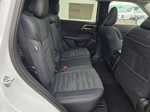 New 2025 Mitsubishi Outlander SE image 7