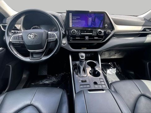 Used 2023 Toyota Highlander XLE AWD/4WD image 16