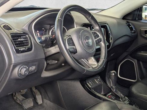 Used 2019 Jeep Compass Latitude FWD image 2