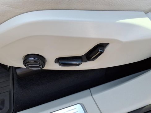 Certified 2025 Volvo XC90 B5 Plus w/ Protection Package Premier AWD/4WD image 17