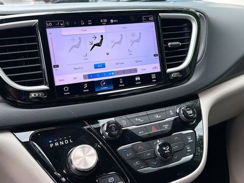 Used 2023 Chrysler Pacifica Touring-L FWD image 20