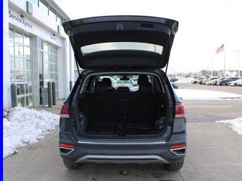 Used 2024 Volkswagen Taos SE image 9